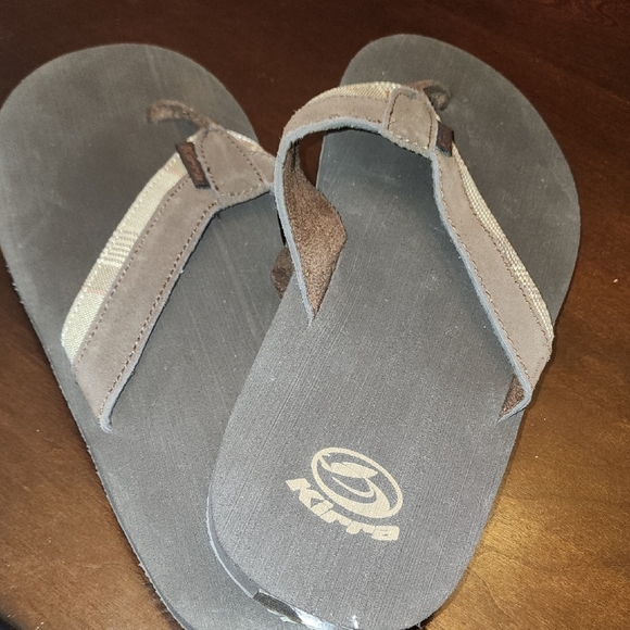 Kirra Brown and Tan Flip Flops Sz12 - Picture 8 of 8